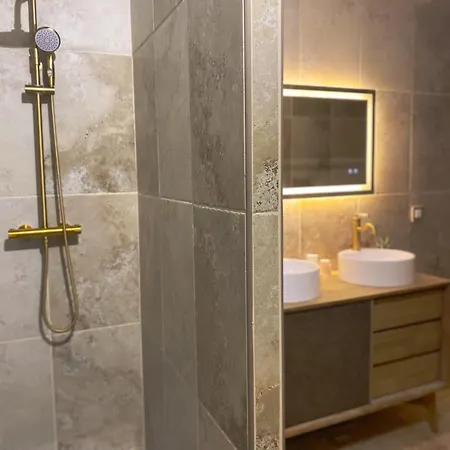 Chateau Le Bouis & Wine Bed and Breakfast Gruissan