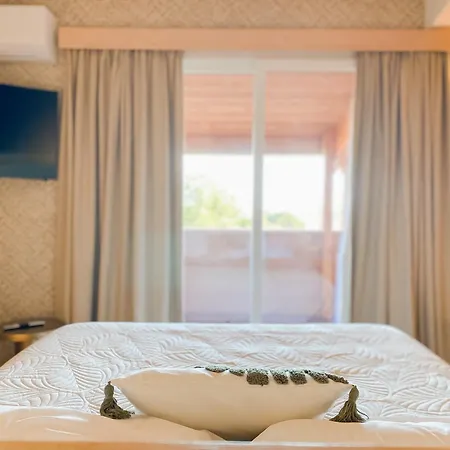 Bed and Breakfast Chateau Le Bouis & Wine 4*